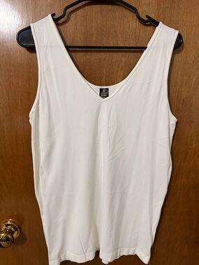 Worthington Classic White V-Neck Sleeveless Tank